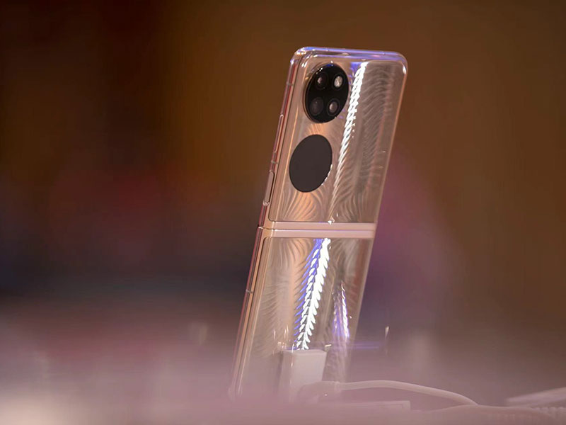 هاتف HUAWEI P50 Pocket القابل للطي يكسر قوالب تصميم الهاتف التقليدي